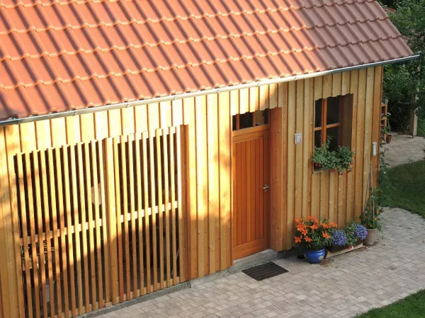 Fassadenverkleidung aus Glattkantbrettern von Holz-Wiegand in Würzburg.