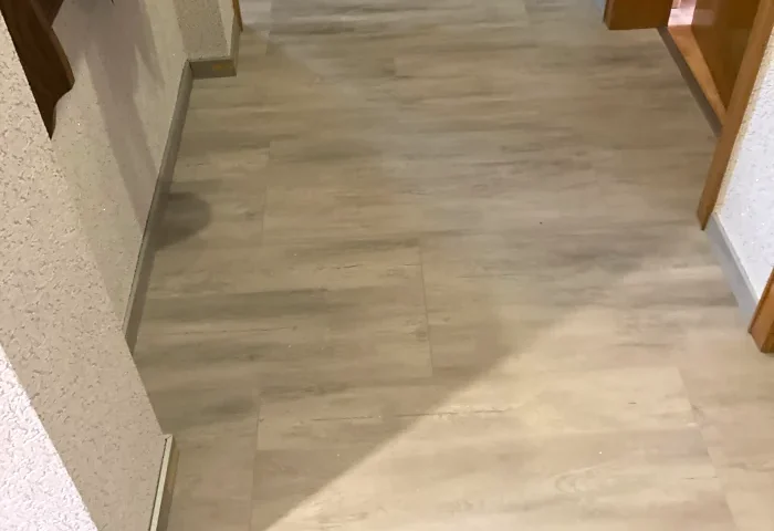 Referenzbild von Holz-Wiegand in Würzburg zum Designboden Modular One Fusion Grey.
