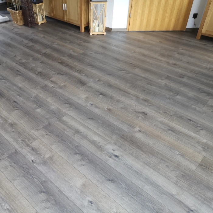Referenzbild 1 von Holz-Wiegand in Würzburg zum Laminatboden LL 150 S Farmeiche dunkel
